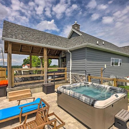 Chic Williamstown Retreat With Pool And Hot Tub! 빌라 외부 사진