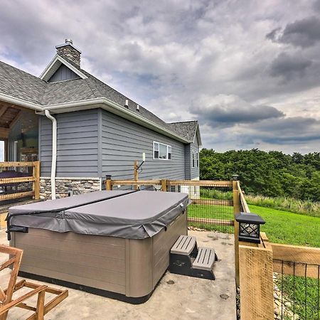 Chic Williamstown Retreat With Pool And Hot Tub! 빌라 외부 사진