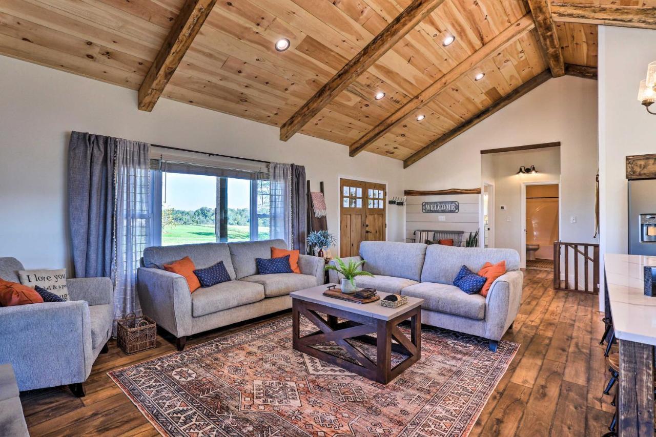 Chic Williamstown Retreat With Pool And Hot Tub! 빌라 외부 사진