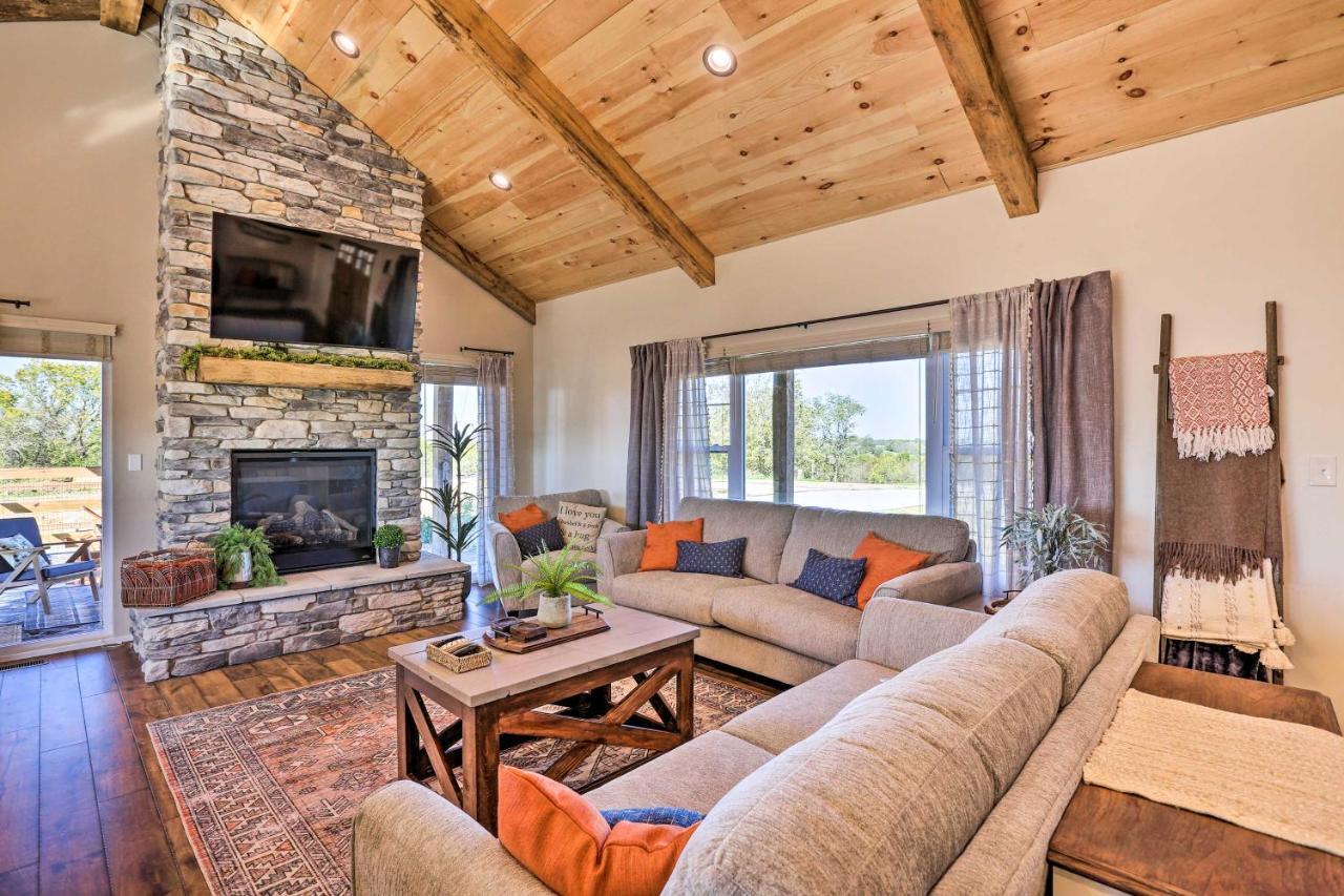 Chic Williamstown Retreat With Pool And Hot Tub! 빌라 외부 사진