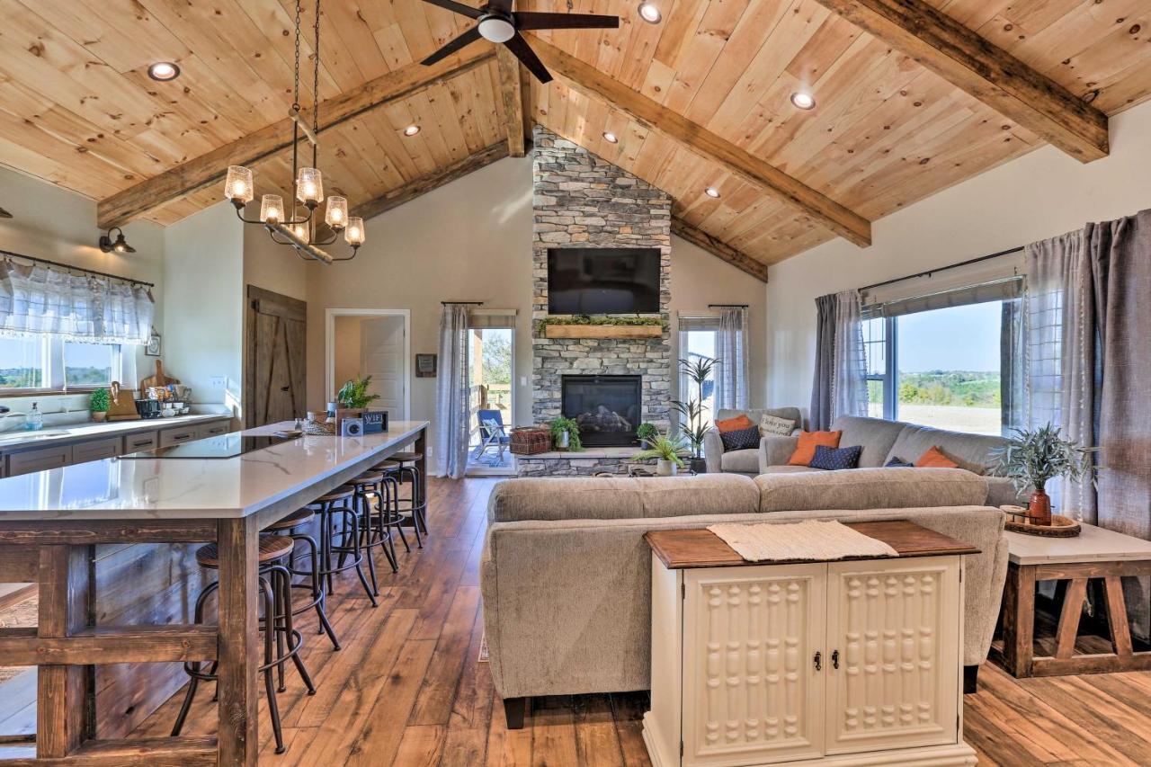 Chic Williamstown Retreat With Pool And Hot Tub! 빌라 외부 사진