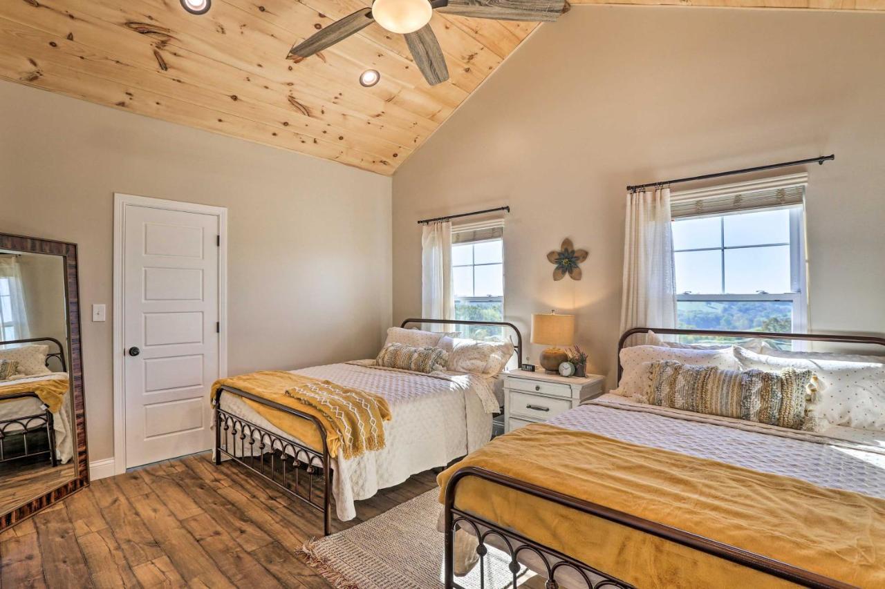 Chic Williamstown Retreat With Pool And Hot Tub! 빌라 외부 사진