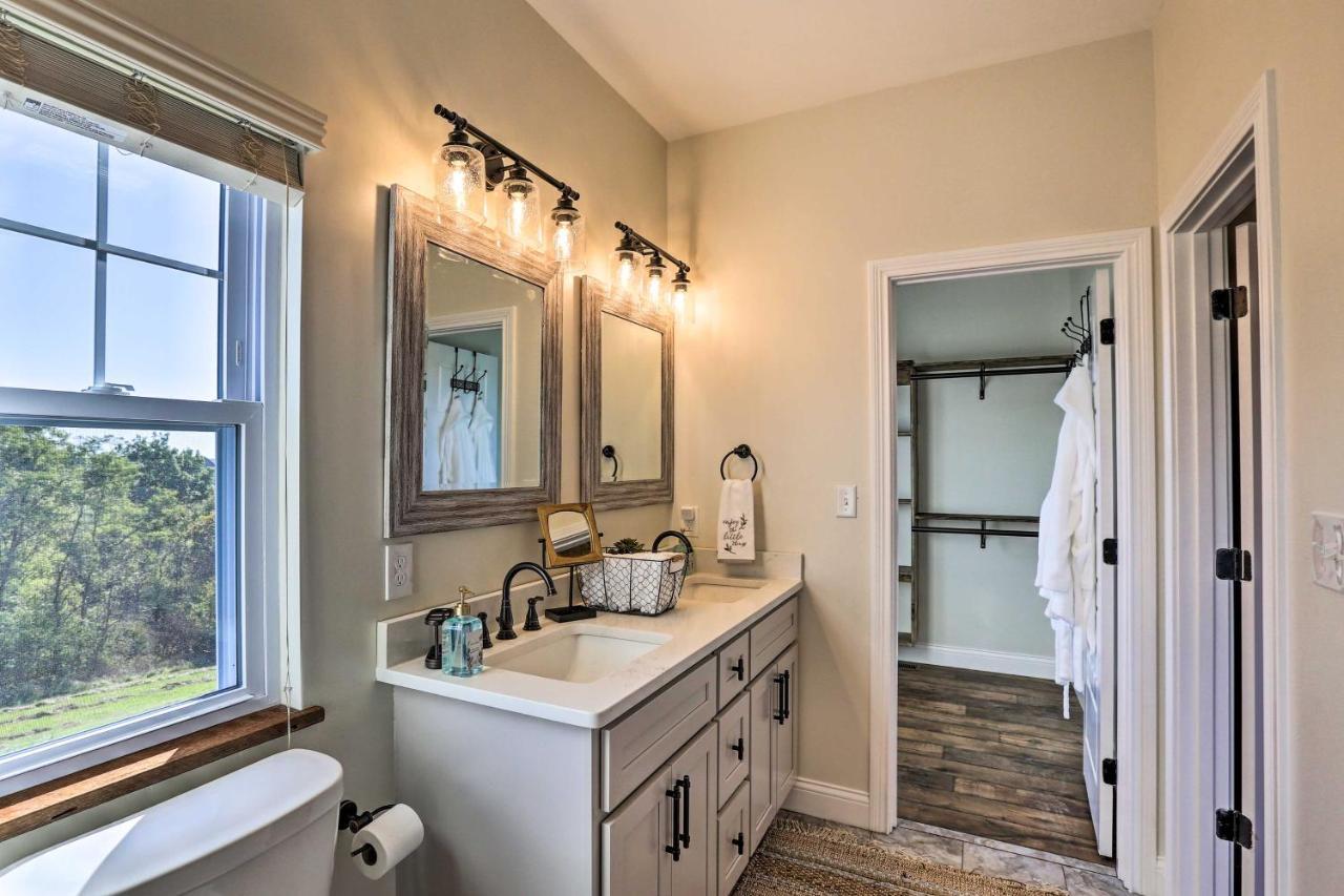 Chic Williamstown Retreat With Pool And Hot Tub! 빌라 외부 사진