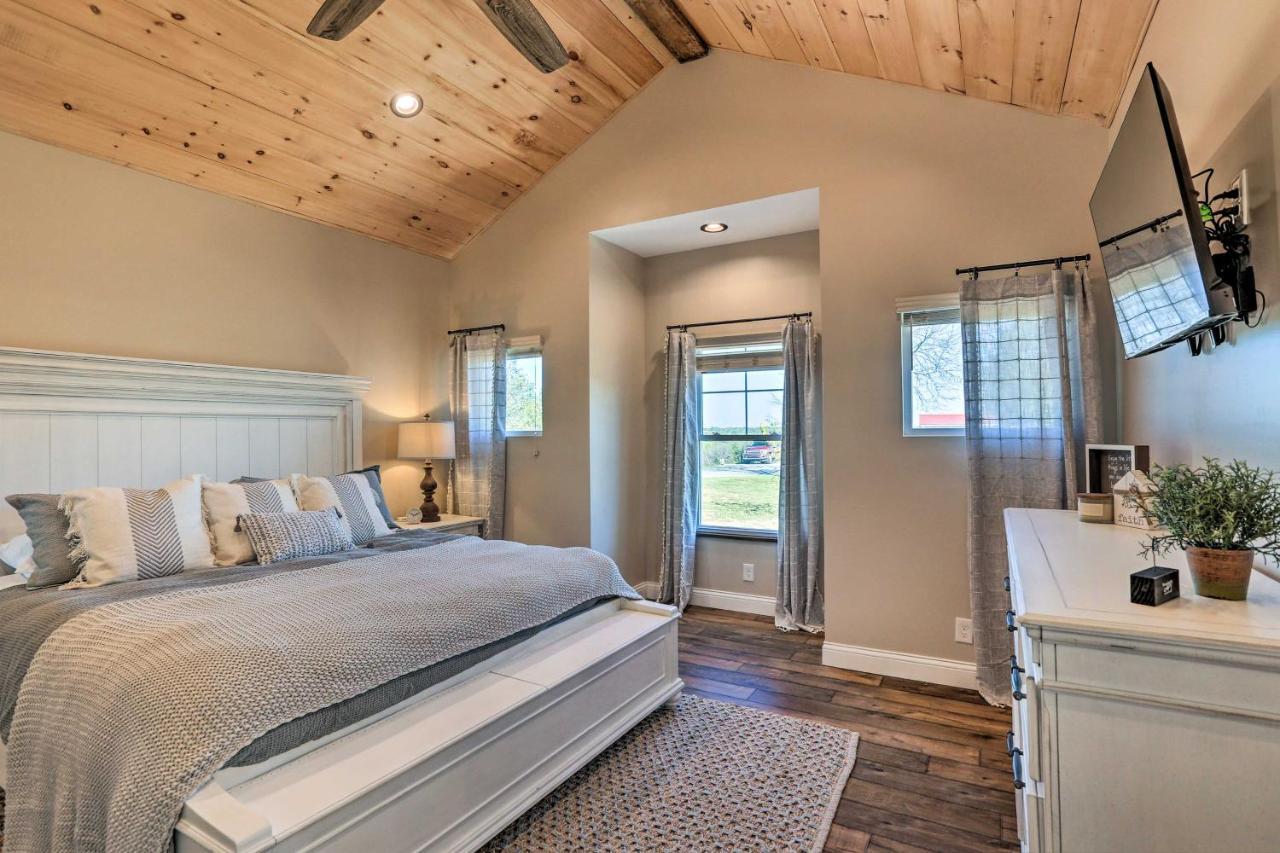 Chic Williamstown Retreat With Pool And Hot Tub! 빌라 외부 사진