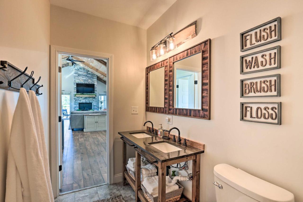 Chic Williamstown Retreat With Pool And Hot Tub! 빌라 외부 사진