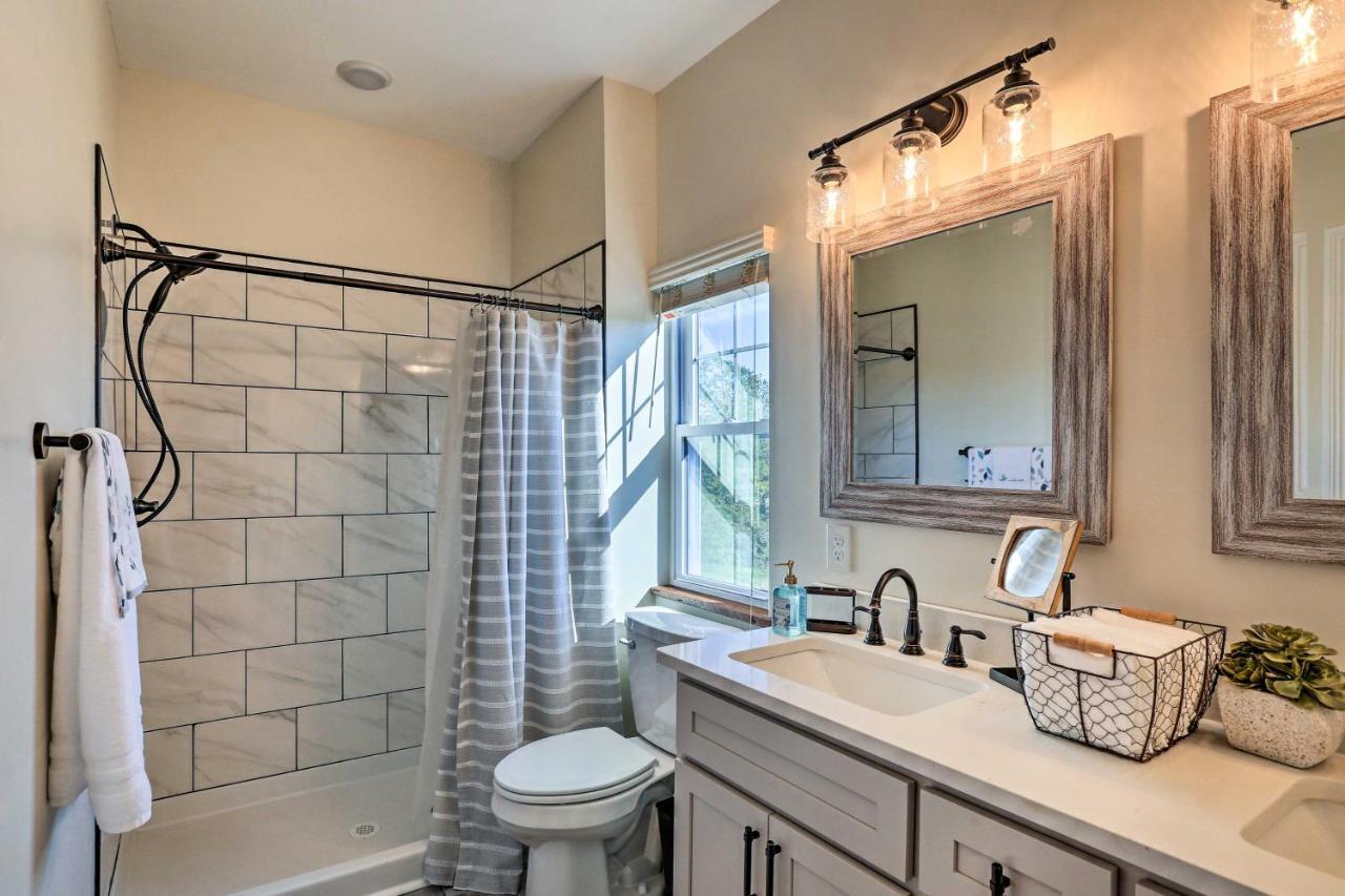 Chic Williamstown Retreat With Pool And Hot Tub! 빌라 외부 사진