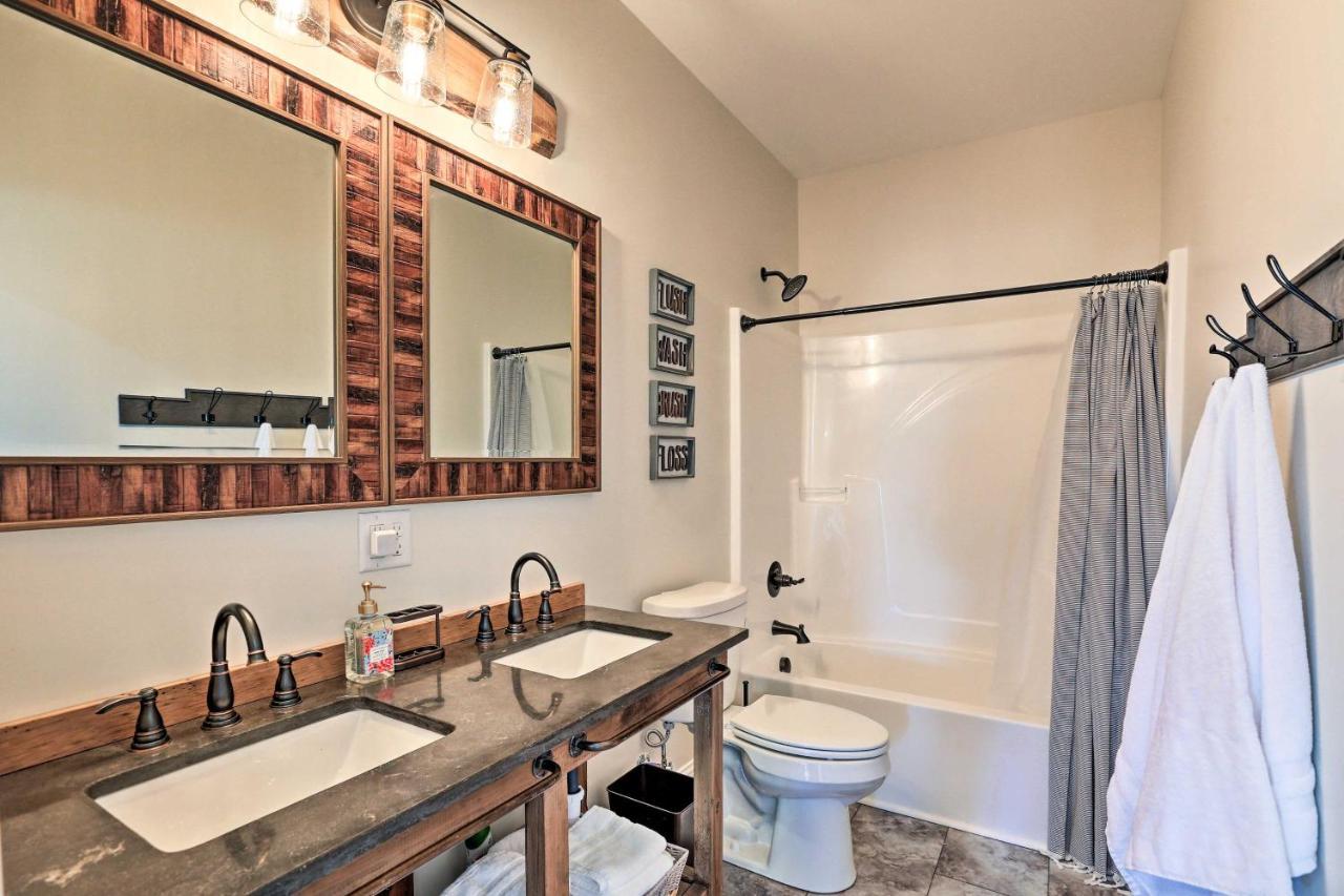 Chic Williamstown Retreat With Pool And Hot Tub! 빌라 외부 사진