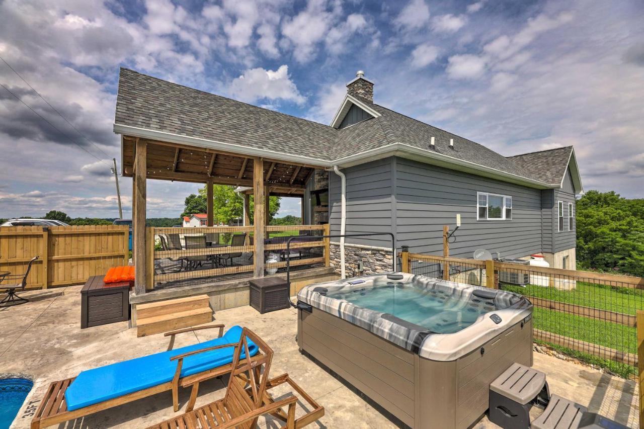 Chic Williamstown Retreat With Pool And Hot Tub! 빌라 외부 사진