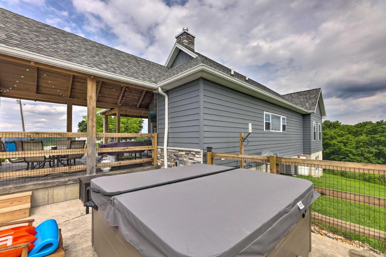 Chic Williamstown Retreat With Pool And Hot Tub! 빌라 외부 사진