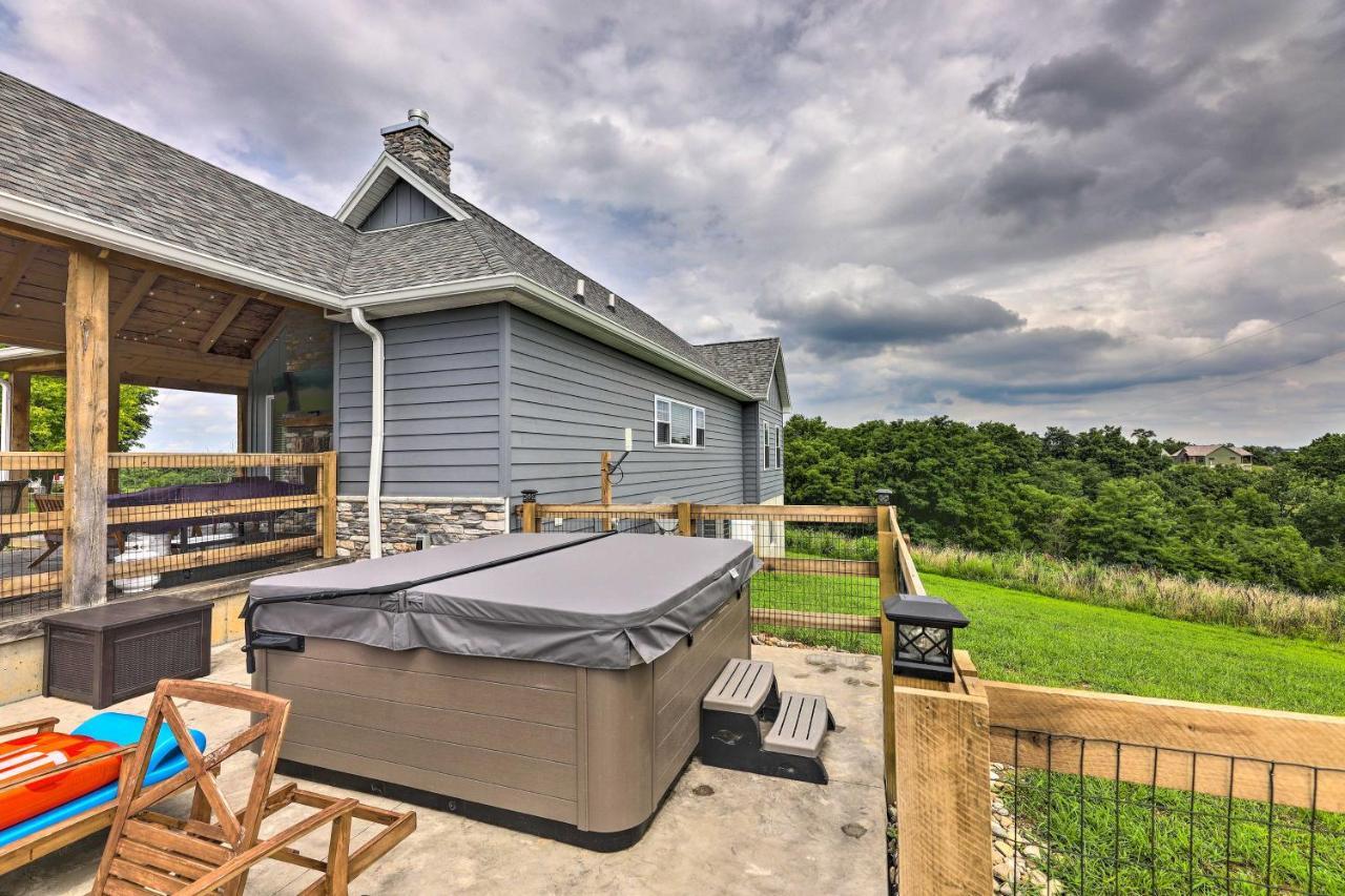 Chic Williamstown Retreat With Pool And Hot Tub! 빌라 외부 사진